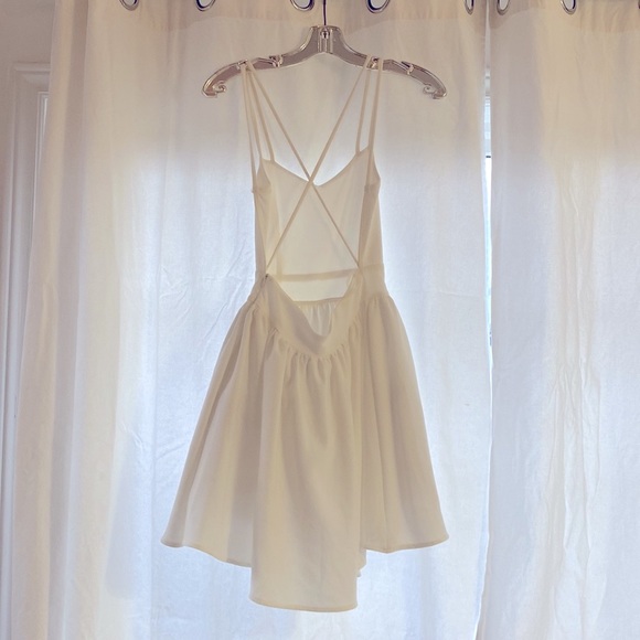 Backless, mini white dress - Picture 2 of 2